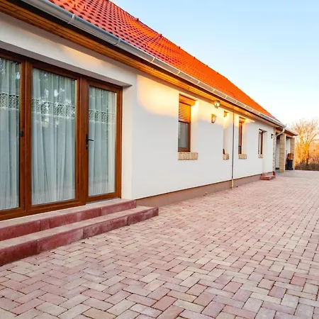 Apartment Szolovirag Vendeghaz *